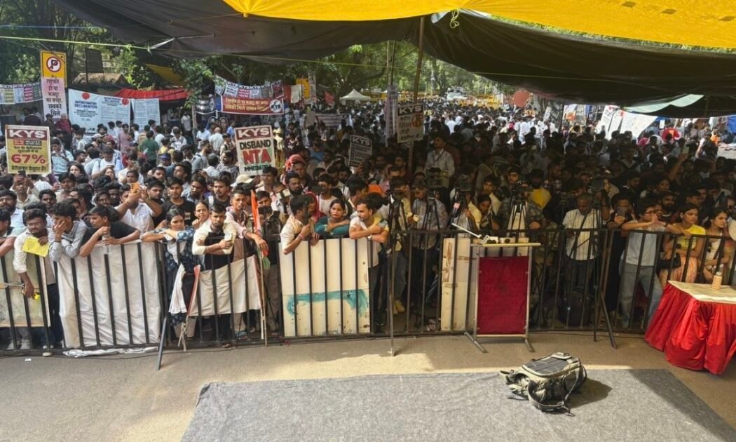 CJP Protest में रिटायर्ड एयर फोर्स जवान अपने बेटे के लिए न्याय की मांग करते हुए, साथ में अभिजीत दीपके