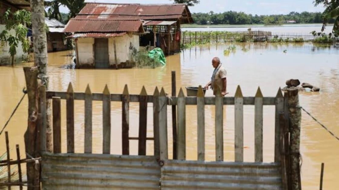 असम बाढ़ 2026 के दौरान जलमग्न गांवों में राहत एवं बचाव अभियान