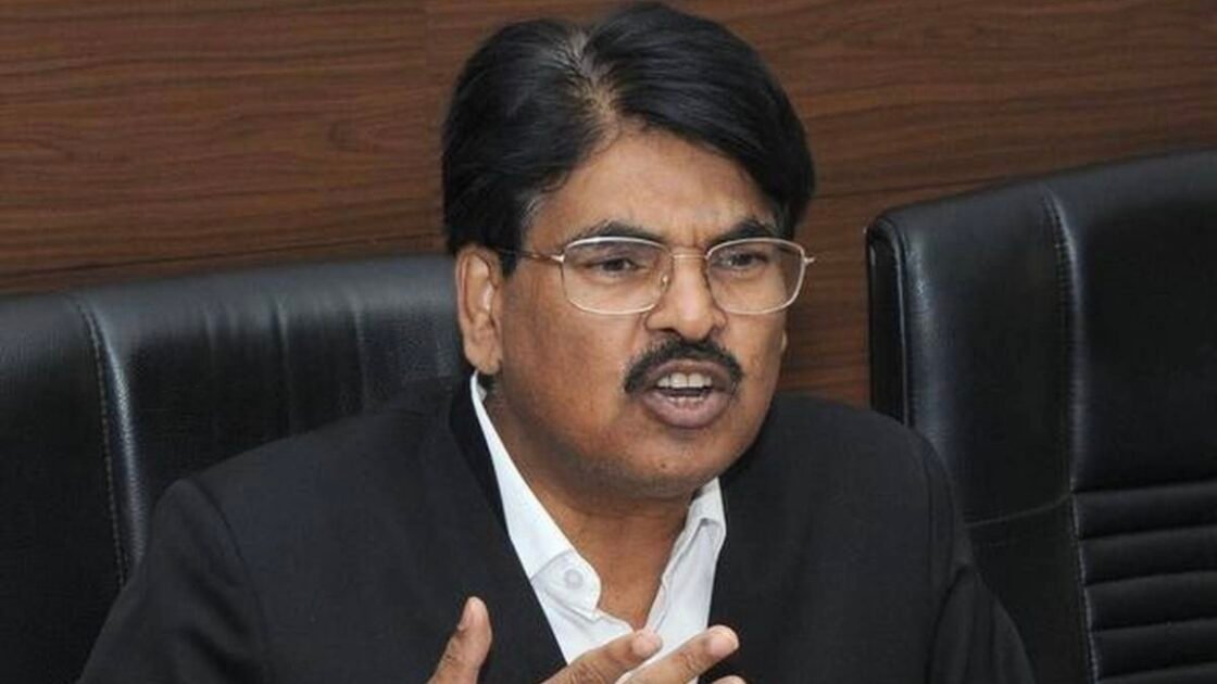 दिल्ली में मनन मिश्रा के इस्तीफे की मांग को लेकर प्रदर्शन करते युवा वकील